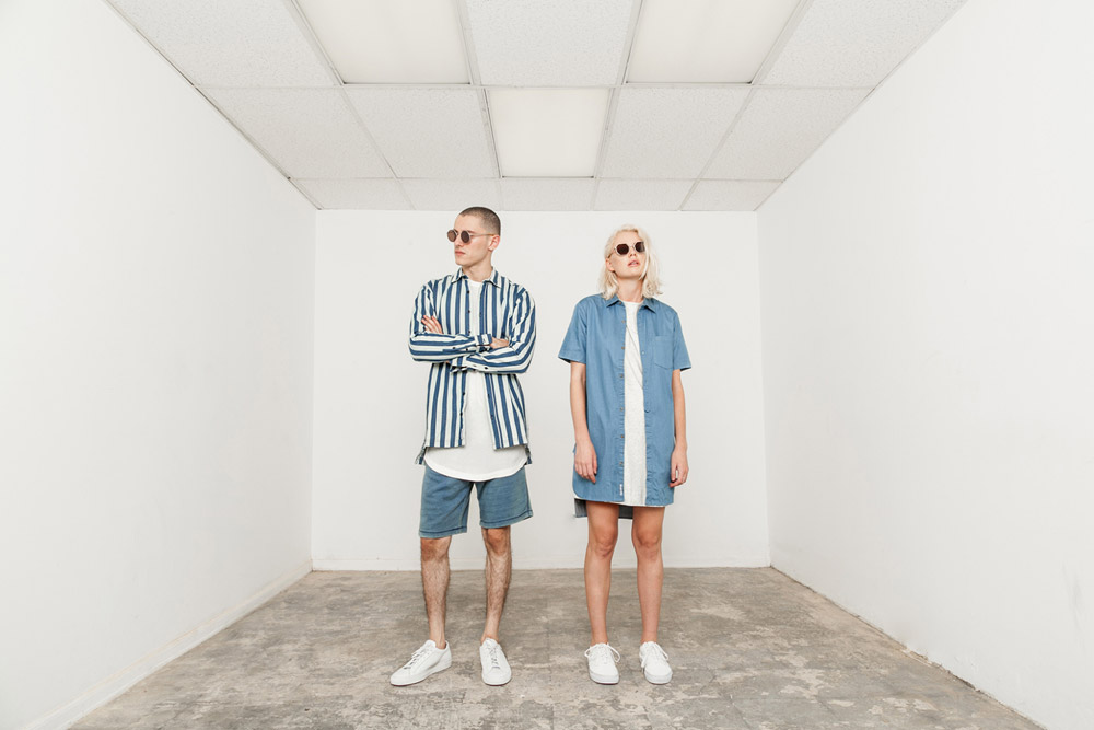 Publish — dámská jeans košile s krátkým rukávem, dlouhá, světle modrá — pánská pruhovaná košile, dlouhý rukáv, modro-bílá, pánské jeans šortky — His and Hers — lookbook — pánské oblečení, dámské oblečení