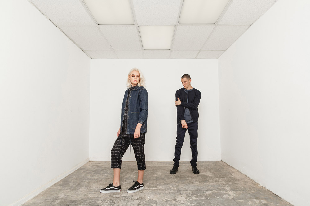 Publish — pánský modrý bomber, bunda — tmavě modré kalhoty — dámská jeans bunda s límečkem, denim, kostkované tříčtvrteční kalhoty, černé — His and Hers — lookbook — pánské oblečení, dámské oblečení