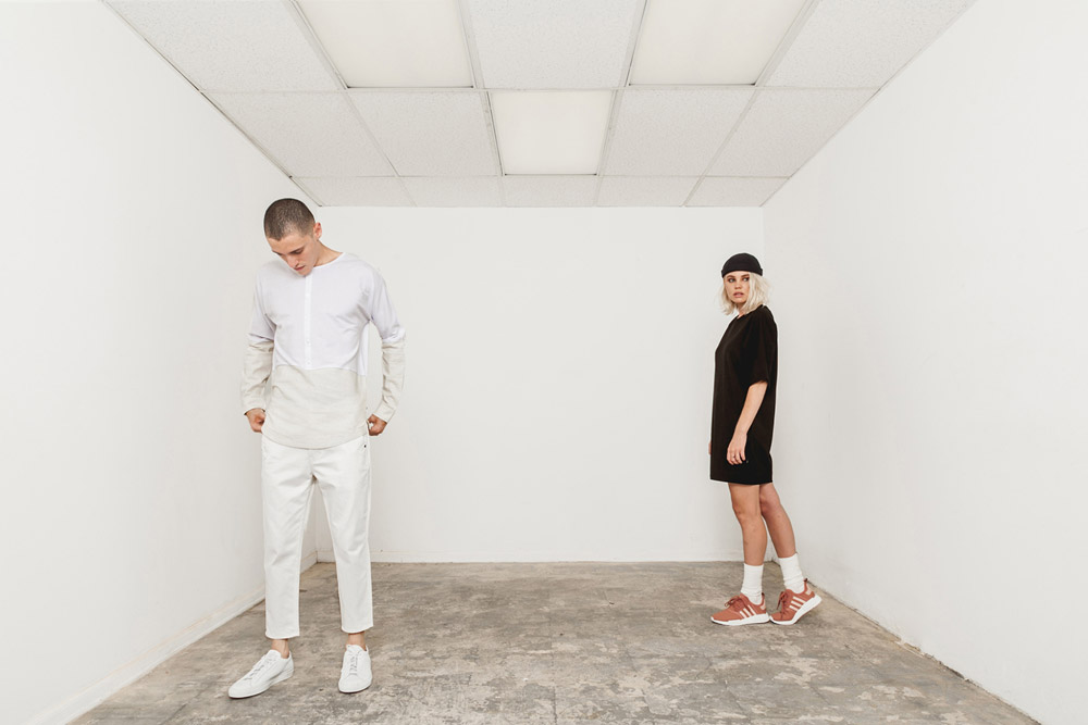 Publish — pánské bílé tričko s dlouhým rukávem — bílé kalhoty po kotníky — dámské dlouhé tričko s krátkým rukávem — His and Hers — lookbook — pánské oblečení, dámské oblečení