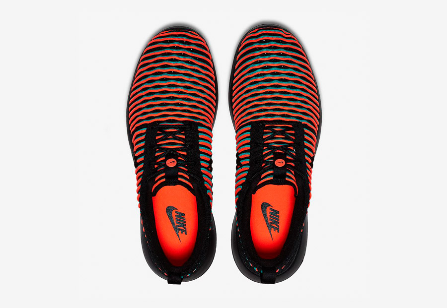 Nike Roshe Two Flyknit — boty — horní pohled — černé, modro-červené — Nike Roshe Run