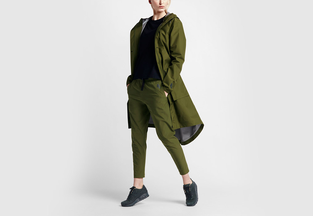 NikeLab Essentials — dámská parka — dlouhá bunda s kapucí — nepromokavá — voděodolná — zelená (army green)