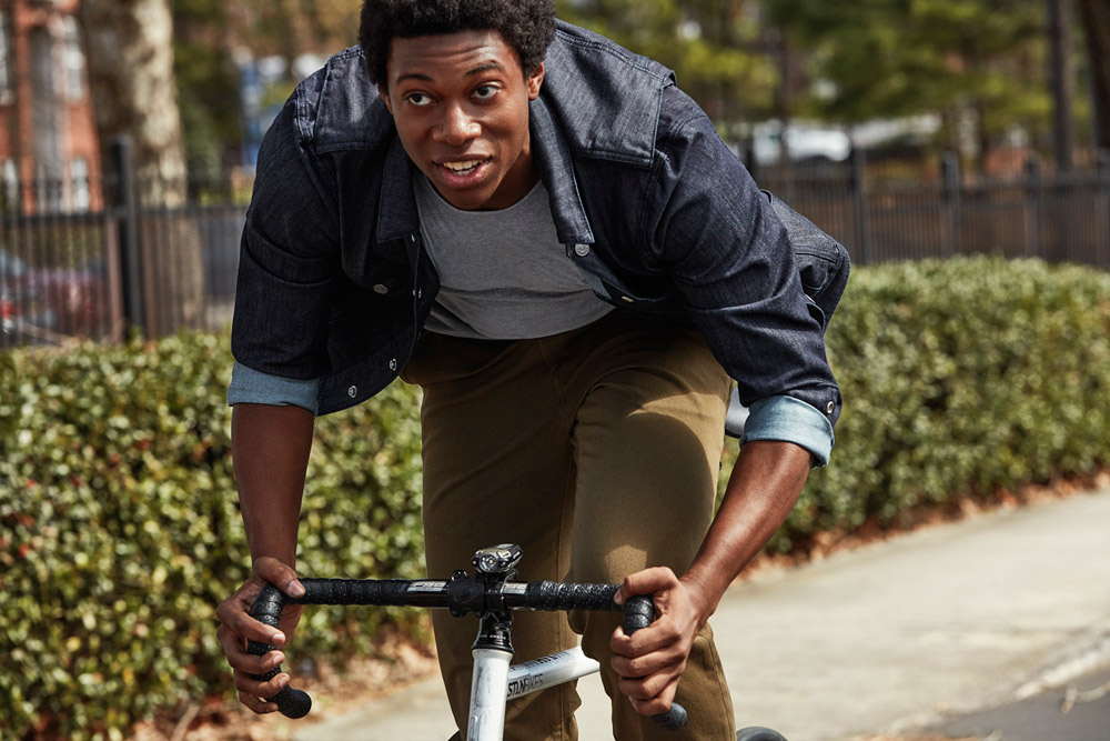 Levi’s Commuter — džínová bunda, pánská, modrá — hnědé elastické kalhoty — cyklistické oblečení do města — podzim 2016
