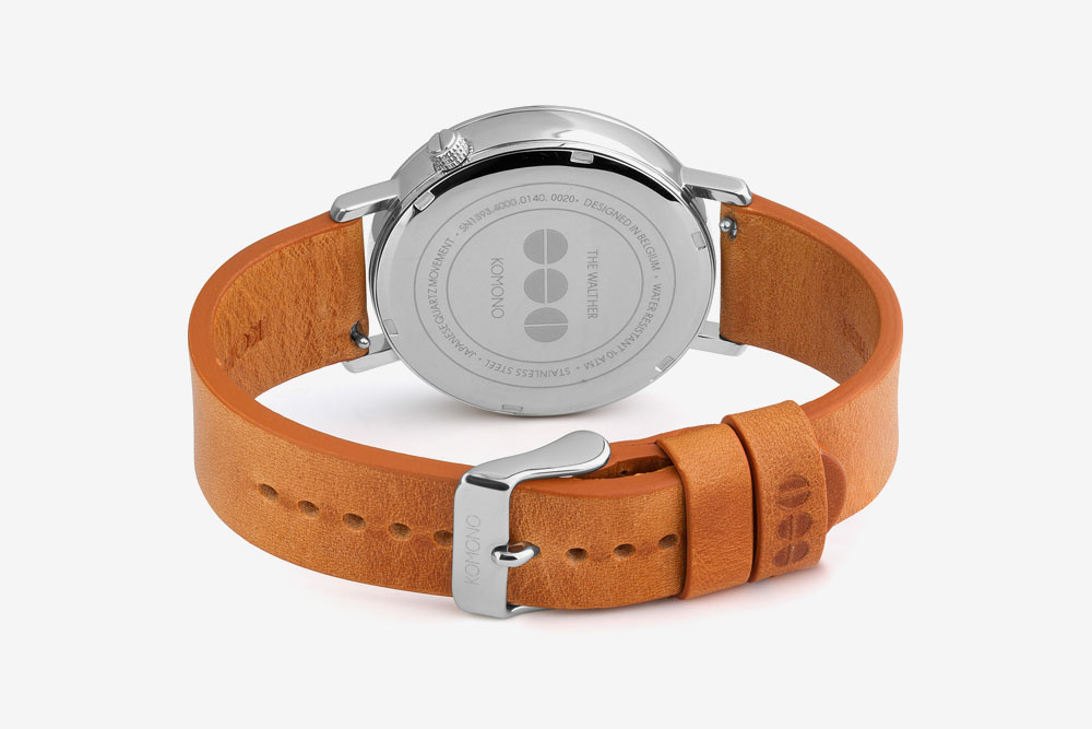 Komono Walther — hodinky — náramkové — ocelové pouzdro, hnědý kožený řemínek — zadní pohled