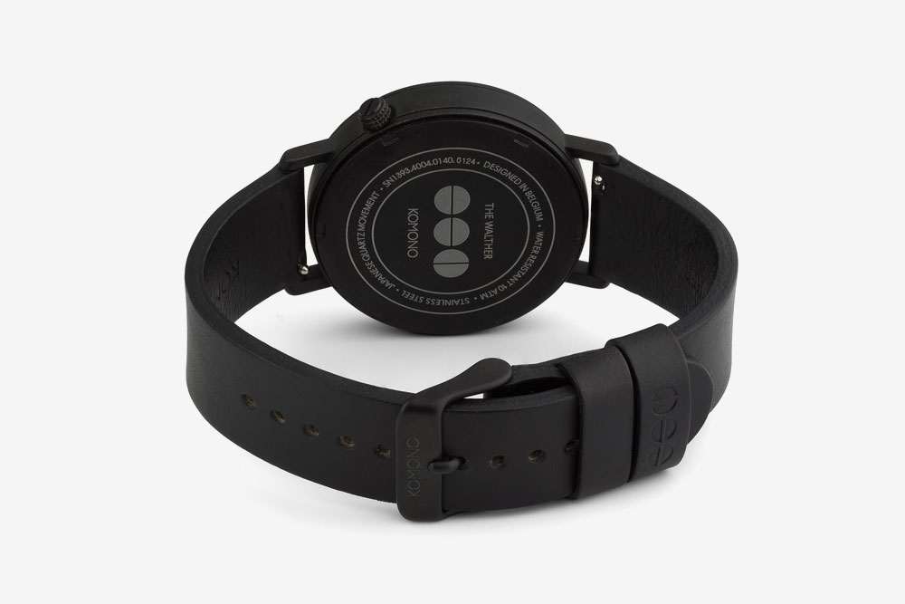Komono Walther — hodinky — náramkové — černé ocelové pouzdro, černý kožený řemínek — zadní pohled