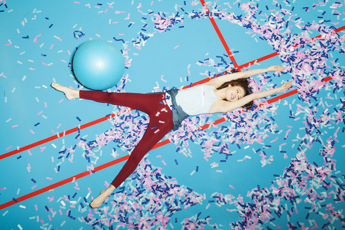 Wemove — červené legíny — šedé tílko — dámské sportovní oblečení