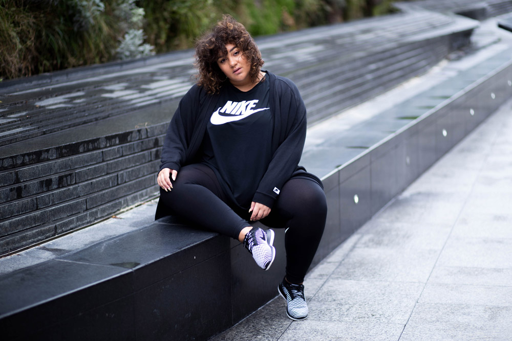 Nike Plus Size — dlouhá mikina, cardigan — černé tričko, legíny — boty Nike Roshe Two — X-XXXL — plus size sportovní móda pro baculky