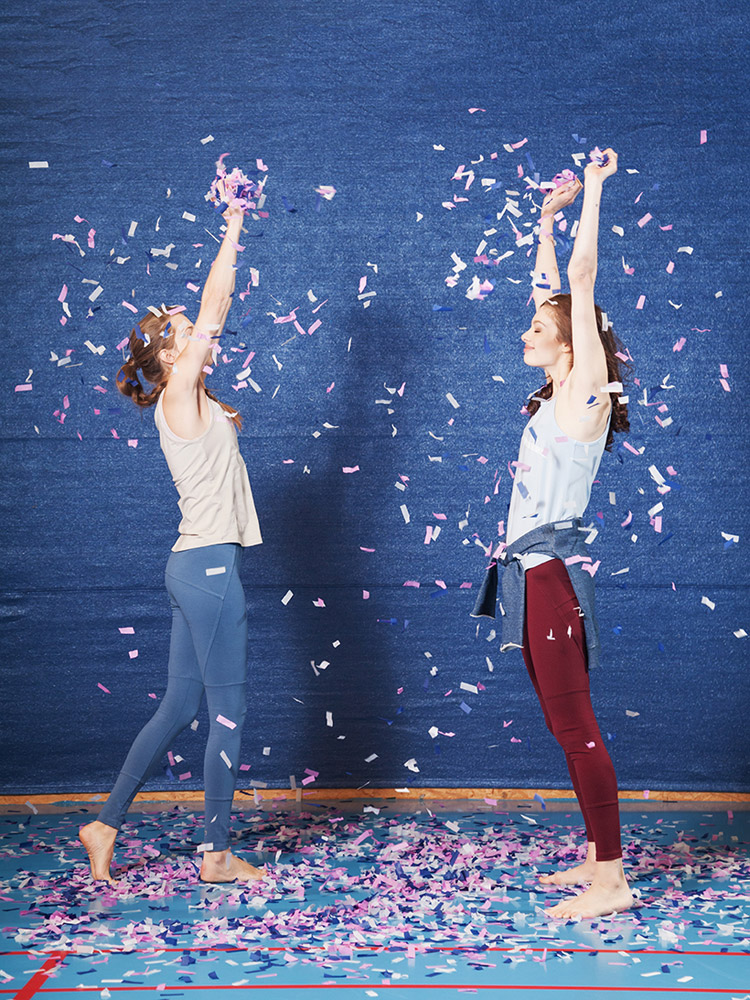 Wemove — modré a červené legíny — béžové a světle modré tričko — dámské sportovní oblečení