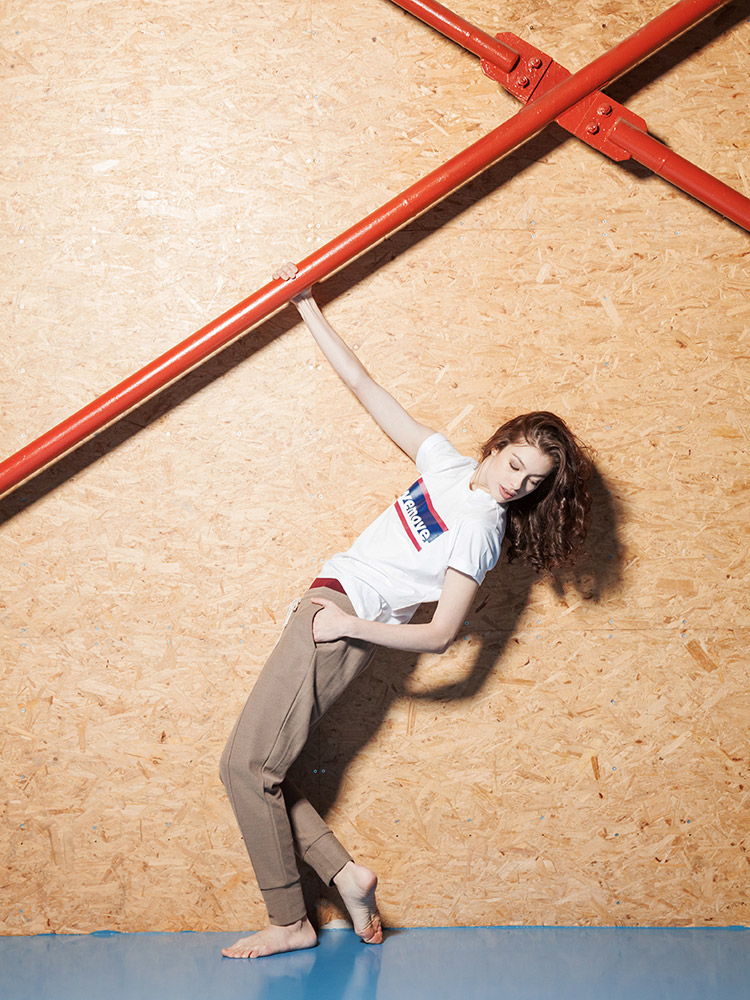 Wemove — béžové tepláky — bílé tričko s potiskem — dámské sportovní oblečení