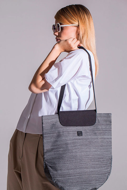 Ucon Acrobatics — taška přes rameno — šedá se vzorem — sustainable, vegan — Pernilla Backpack