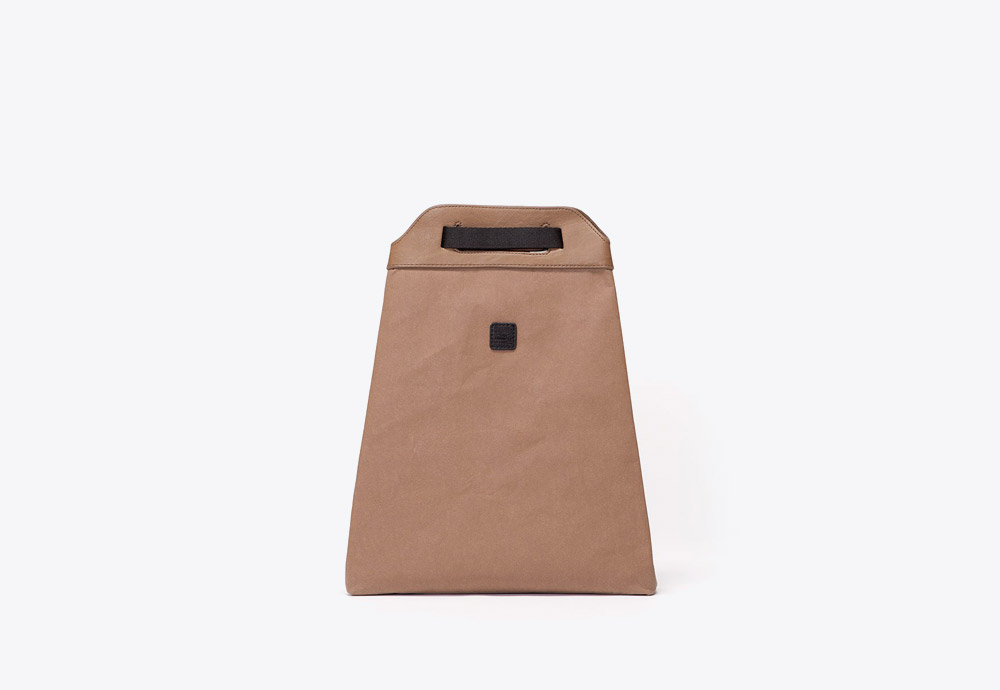 Ucon Acrobatics — hnědý batoh (taška) — veganský z celulózy a bavlny — Caithlyn Backpack — kolekce Paper