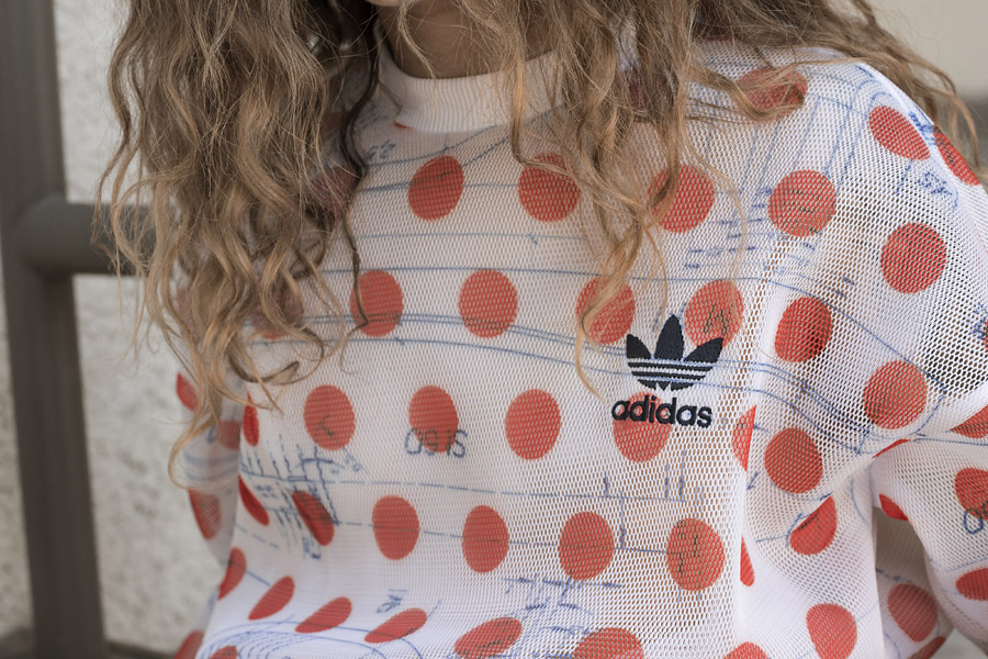 adidas Originals — dámská mikina s puntíky — síťovaná — bílá, červené puntíky — 70s apparel — retro sportovní oblečení