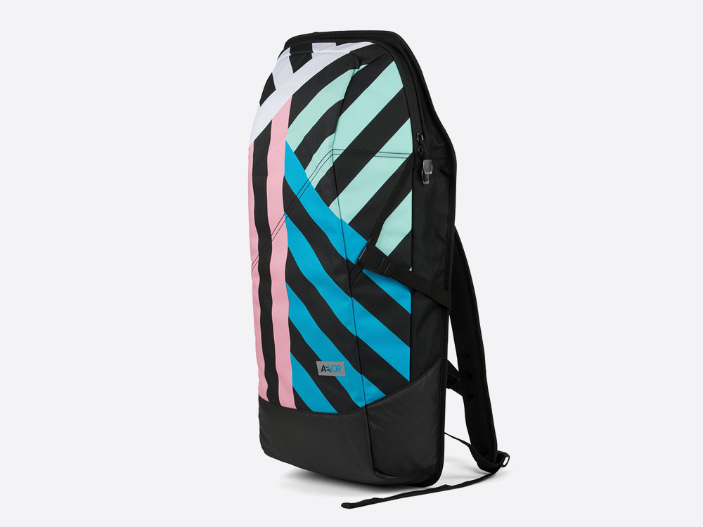 Aevor Daypack — pruhovaný batoh — modrý, růžový, bílý, černý — Stripeoff Blue Range