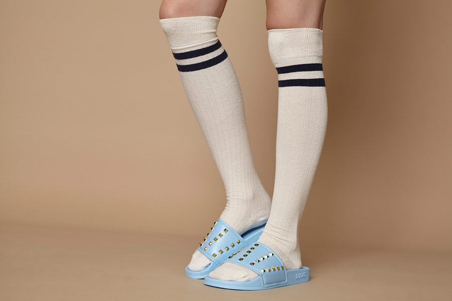 Slydes — dámské letní pantofle s cvočky — světle modré, pastelové — nazouváky (slides)