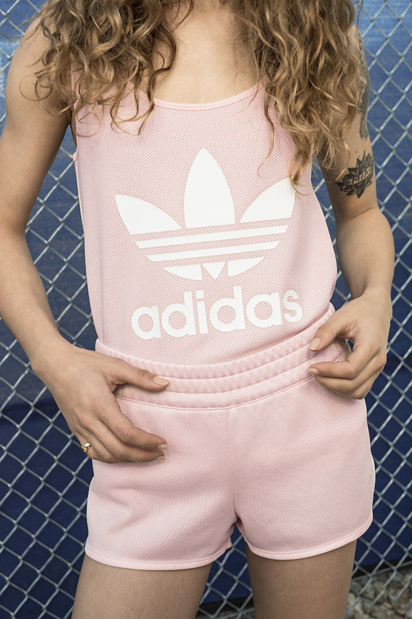 adidas Originals — dámské růžové tílko — dámské růžové kraťasy — 70s apparel — retro sportovní oblečení
