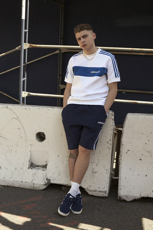 adidas Originals — pánské bílé tričko, modré detaily — modré šortky — 70s apparel — retro sportovní oblečení