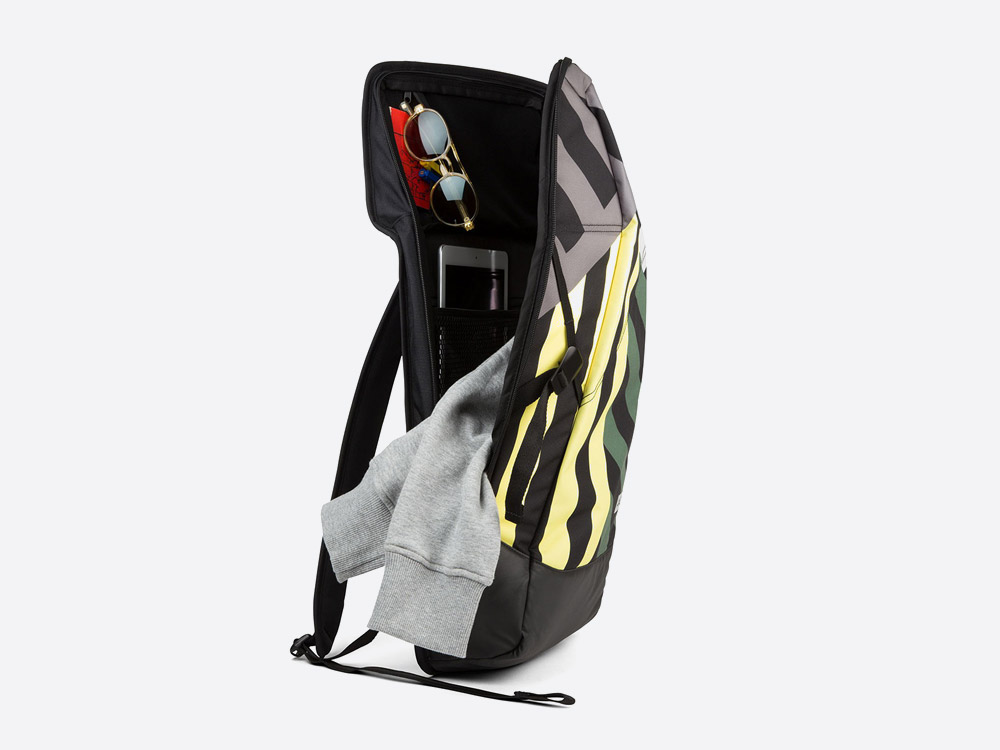 Aevor Daypack — pruhovaný batoh — zelený, žlutý, šedý, černý — Stripeoff Green Range