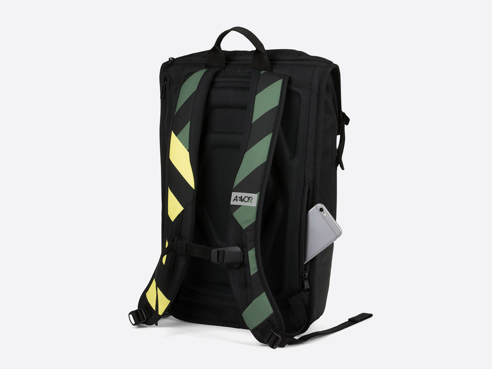Aevor Daypack — pruhovaný batoh — zelený, žlutý, šedý, černý — Stripeoff Green Range