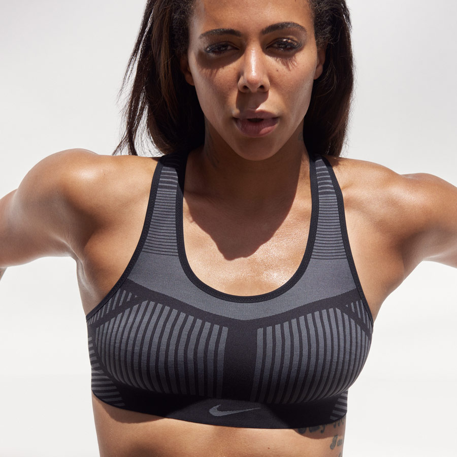 Nike FE/NOM Flyknit Bra — sportovní podprsenka — šedá — elastická