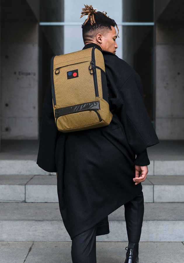 Pinqponq — Cubik Backpack — batoh — žluto-hnědý — recyklovaný z PET — sustainable