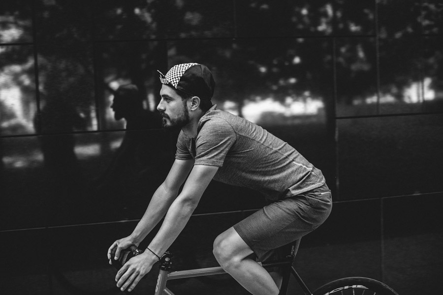 Isadore Apparel — šedé cyklistické tričko z merino vlny — šedé cyklistické kraťasy, šortky — oblečení pro městskou cyklistiku — urban cycling apparel — grey tshirt