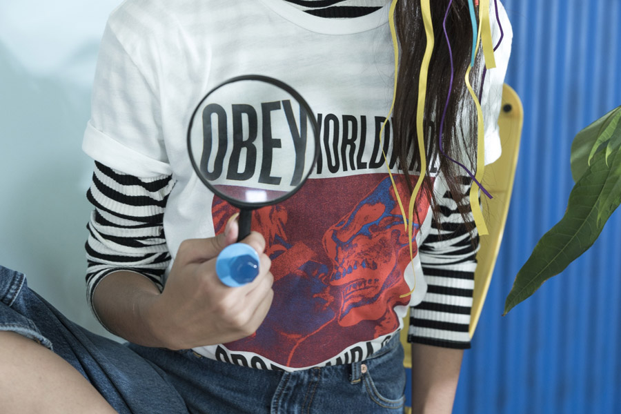 Freshlabels — Surreal — lookbook — podzim/zima 2017 — černo-bílý pruhovaný rolák WeSC Polly Stripe — bíle tričko Obey s potiskem — modré džíny Kings of Indigo Leila