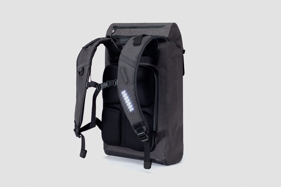 Visvo Novel 1.0 Backpack — hi-tech batoh s osvětlením a power bankou — šedý — cyklistický batoh — grey hi-tech backpack with power bank and lights — city cyclist backpack