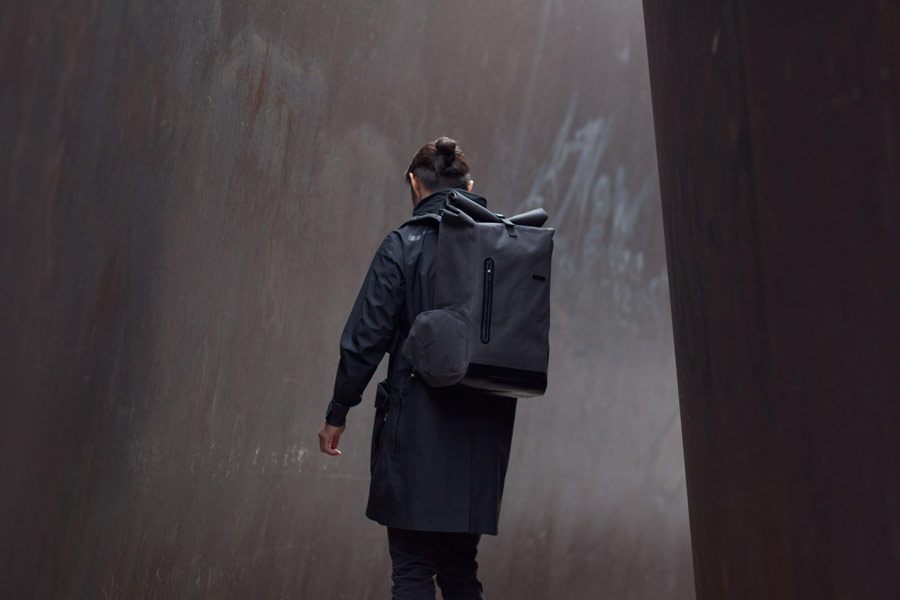 Visvo Novel Backpack — hi-tech batoh s osvětlením a power bankou — šedý — cyklistický batoh — grey hi-tech backpack with power bank and lights — city cyclist backpack