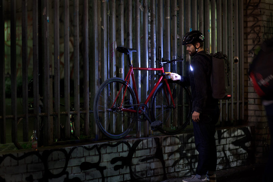 Visvo Novel Backpack — hi-tech batoh s osvětlením a power bankou — šedý — cyklistický batoh — grey hi-tech backpack with power bank and lights — city cyclist backpack