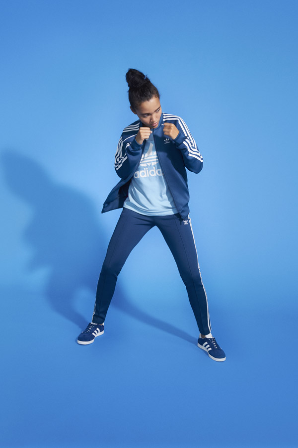 adidas Originals adicolor — dámská modrá sportovní bunda bez kapuce — dámské modré tepláky, legíny — dámské modré tričko — modré tenisky Campus — sportovní oblečení — jaro/léto 2018 — spring/summer — sportswear
