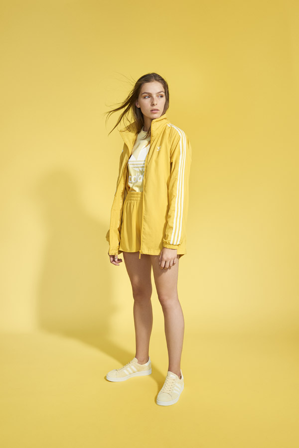 adidas Originals adicolor — dámské žluté šortky — dámská žlutá sportovní bunda bez kapuce — dámské žluté tričko — žluté tenisky Campus — sportovní oblečení — jaro/léto 2018 — spring/summer — sportswear