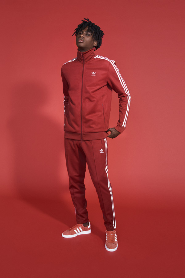 adidas Originals adicolor — pánská červená sportovní bunda — pánské červené tepláky — červené tenisky Campus — sportovní oblečení — jaro/léto 2018 — spring/summer — sportswear