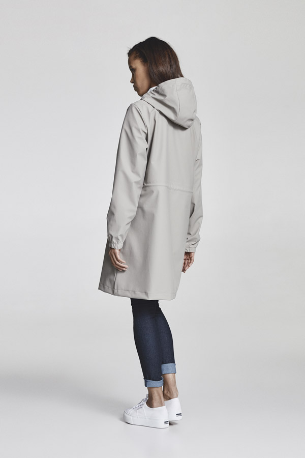 Makia — šedá dámská nepromokavá parka s kapucí — jarní bunda — pršiplášť — jaro 2018 — dámské oblečení