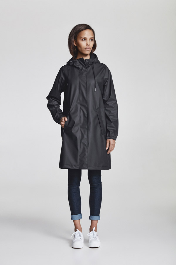 Makia — černá dámská nepromokavá parka s kapucí — jarní bunda — pršiplášť — jaro 2018 — dámské oblečení