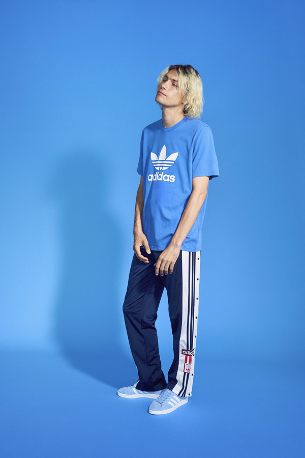 adidas Originals adicolor — pánské modré tričko — pánské modré tepláky na s druky na boku — modré tenisky Campus — sportovní oblečení — jaro/léto 2018 — spring/summer — sportswear
