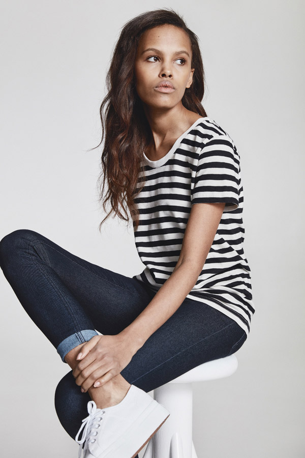 Makia — dámské bílé tričko s modrými proužky — jaro 2018 — dámské oblečení