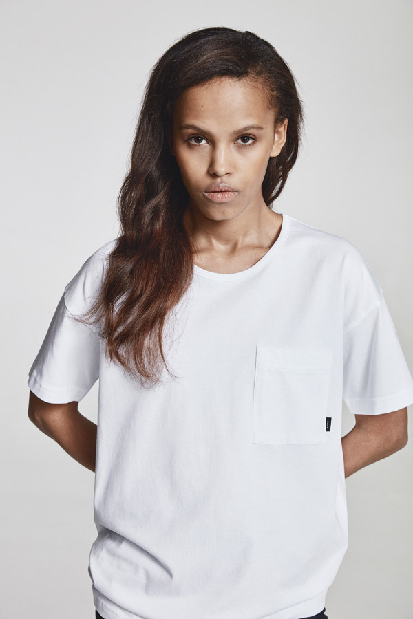 Makia — dámské bílé tričko s kapsičkou — jaro 2018 — dámské oblečení