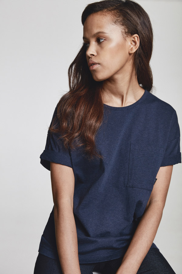 Makia — dámské modré tričko s kapsičkou — jaro 2018 — dámské oblečení