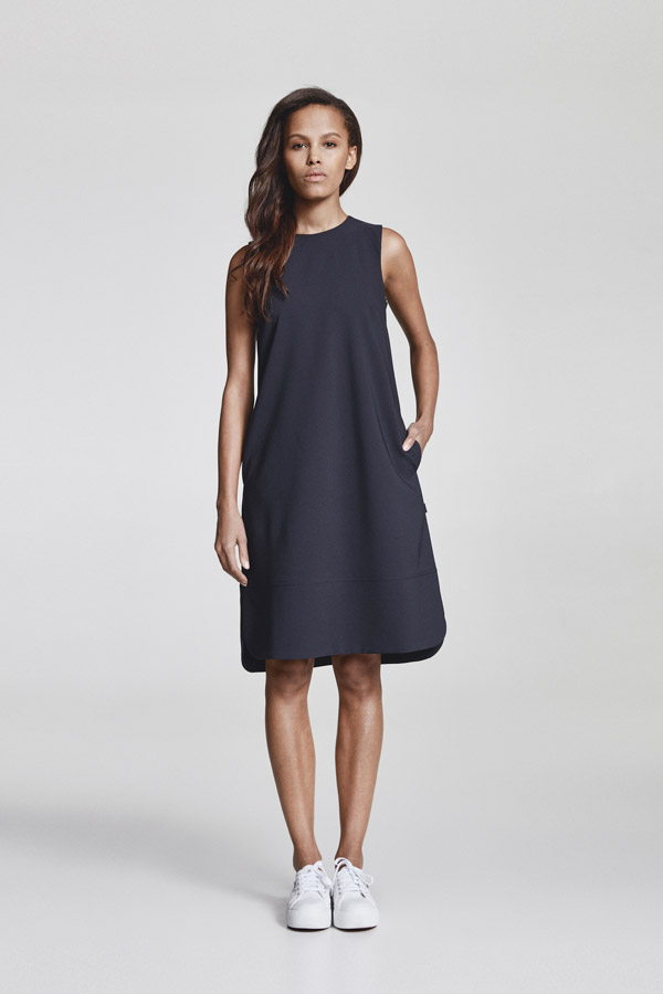 Makia — minimalistické dámské jarní šaty ke kolenům — tmavě modré — jaro 2018 — dámské oblečení