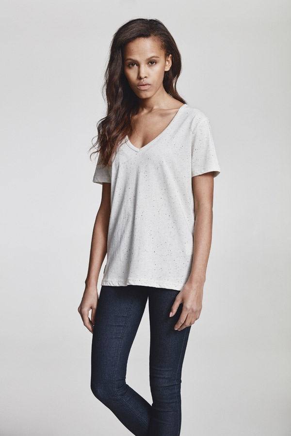 Makia — dámské bílé tričko do V s tečkami — jaro 2018 — dámské oblečení