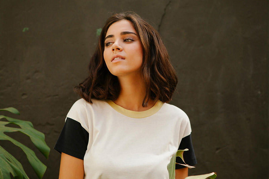 Thinking MU — dámské luxusní tričko — krátký rukáv — bílé, modré rukávy — sustainable fashion — udržitelná móda — jaro/léto 2018