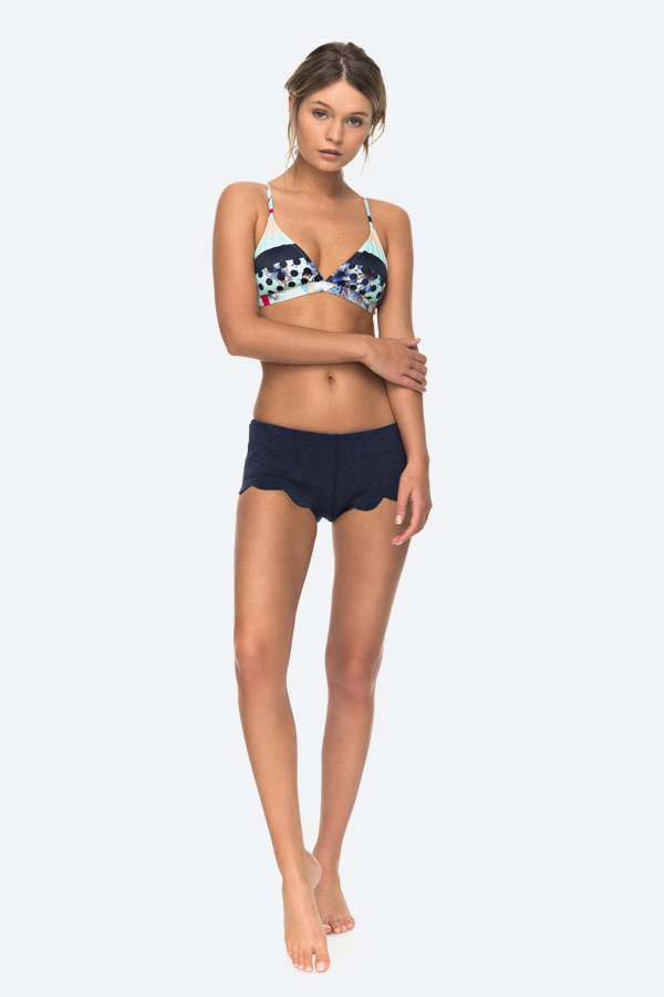Roxy — Pop Surf — modré neoprenové šortky — bikiny top s květinovým vzorem — swimwear