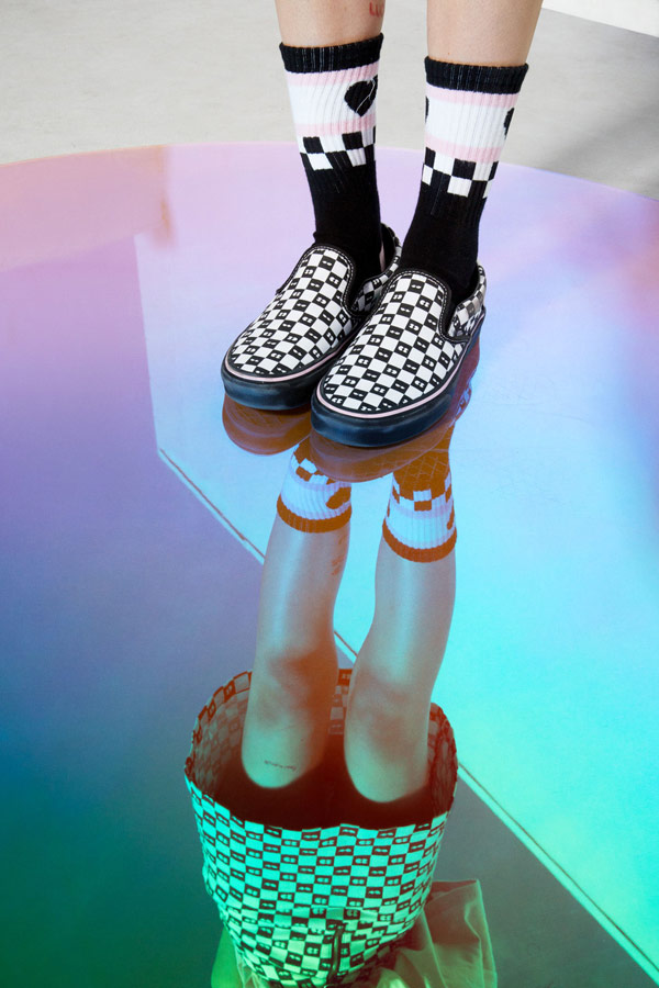 Vans x Lazy Oaf — šachovnicové boty Checkerboard Classic Slip-On — vysoké ponožky