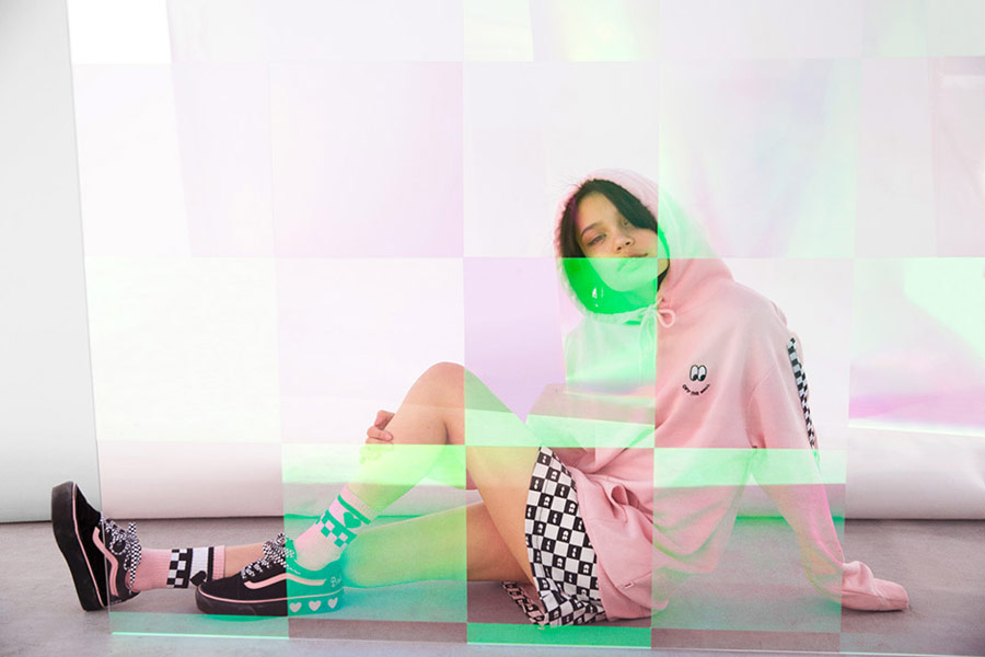 Vans x Lazy Oaf — černé boty Old Skool Platform — dámská růžová mikina s kapucí Of The Wall Lazy Hodie — vysoké ponožky — šachovnicová sukně Eyeball Check Skirt