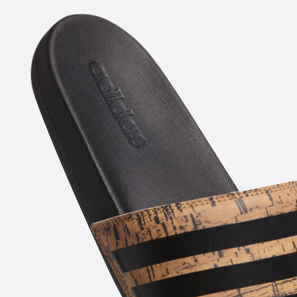 adidas Originals Adilette — Cloudfoam Plus Cork — pánské pantofle — nazouváky — gumové — korkový nárt — detail