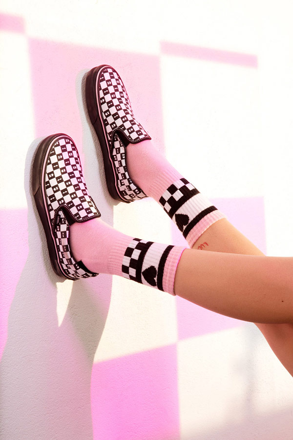 Vans x Lazy Oaf — šachovnicové dámské boty Checkerboard Classic Slip-On — vysoké ponožky