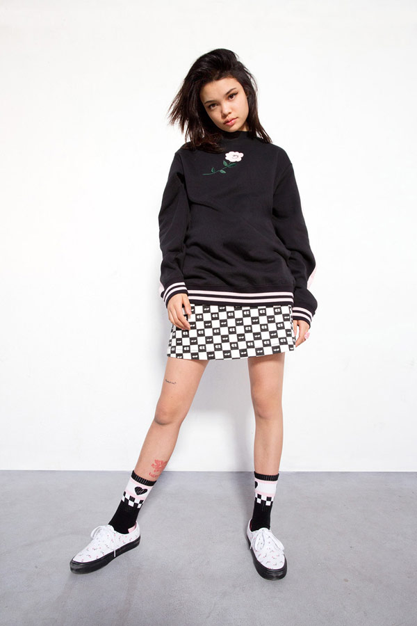 Vans x Lazy Oaf — šachovnicová sukně Eyeball Check Skirt — černá mikina Bear Floral Crew Sweatshirt