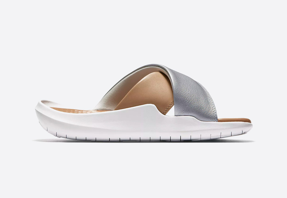 Nike Benassi Future Cross SE Premium — dámské pantofle — letní nazouváky — sandály — stříbrné, béžové