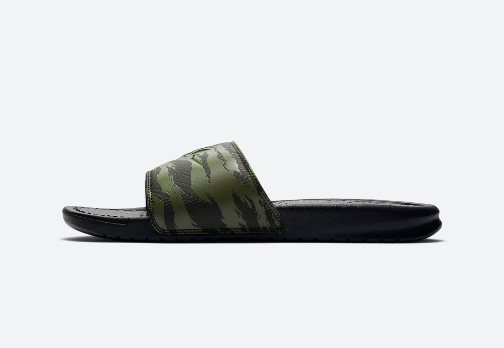 Nike Benassi JDI — pánské pantofle — maskáčové — zelené — nazouváky — mens camo slides