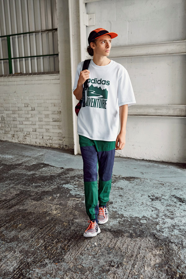 adidas Originals Atric Pack — oblečení — bílé tričko s potiskem — modro-zelené šusťákové tepláky — boty F/22 Primeknit — oranžová kšiltovka