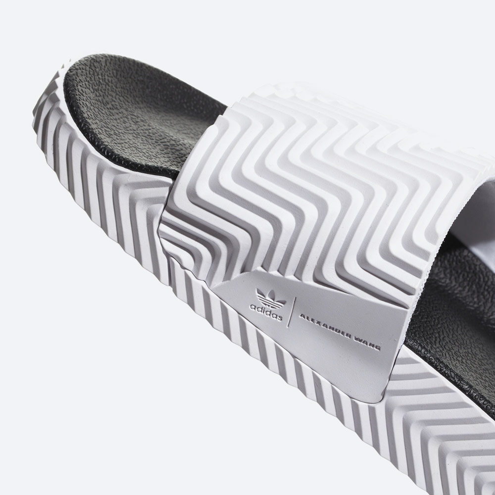 adidas Originals by Alexander Wang Adilette — pantofle — letní nazouváky — bílé — dámské, pánské